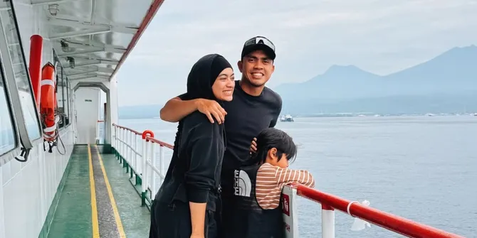 Ayudia Bing Slamet Road Trip Bareng Keluarga Naik Kapal
