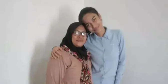 Azizah Salsha Takziah di Rumah Duka Ayah Pratama Arhan, Matanya Sembab