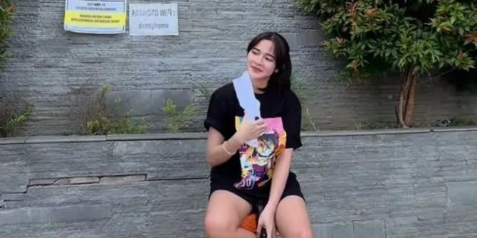 Bella Bonita Cosplay Tukang Pakir di Rumah Denny Caknan yang Jadi Pusat COD Ngawi