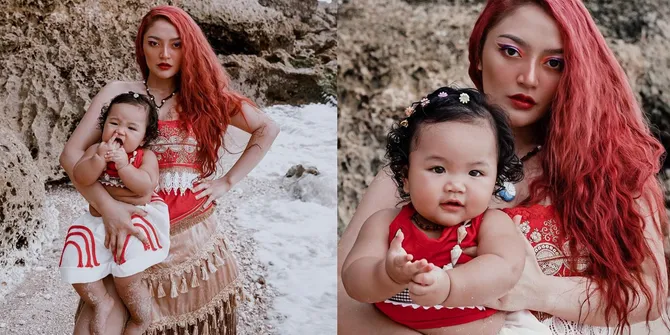 Berpose Pakai Kostum Moana, Siti Badriah Pancarkan Pesona Hot Mom Saat Gendong Baby Xarena di Pantai Bali