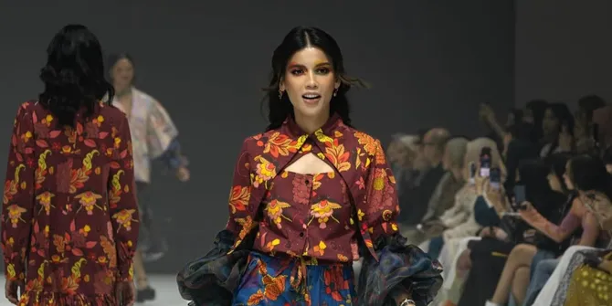 Biasa Tampil Ala Unnie Korea, Sabrina Chairunnisa Stunning Pakai Batik