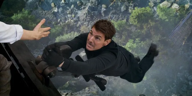 Bikin Penonton Tegang! 8 Potret Adegan Ekstrim Tom Cruise dalam Saga 'MISSION IMPOSSIBLE'