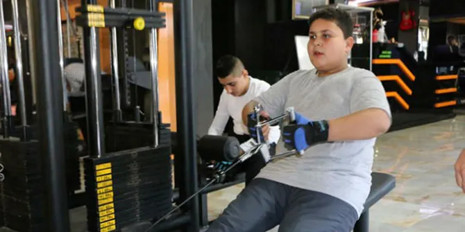 Bocah Ini Dapat Member Gym Seumur Hidup Usai Fotonya Jadi Viral
