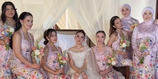 Bridesmaid Syifa Hadju di Resepsi Bali, Manis Pakai Gaun Floral Pink