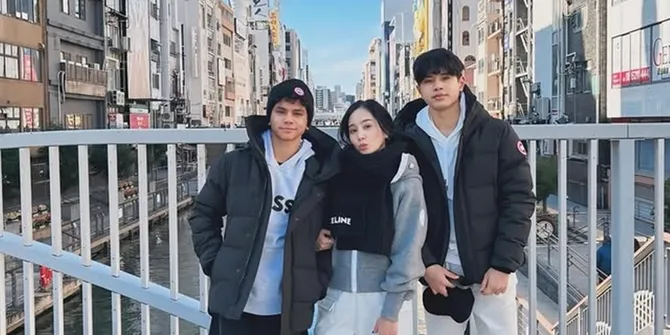 Bunga Zainal Liburan ke Jepang, Jadi Paling Cantik