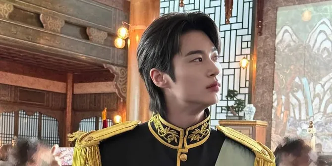 Byeon Woo Seok di Behind The Scene Pemotretan Poster PERFECT CROWN