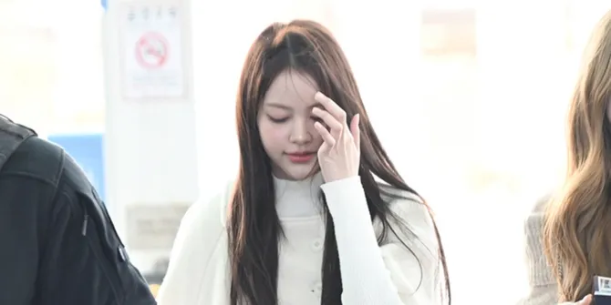 Carmen Hearts2Hearts Tetap Cantik Meski Rambut Berantakan di Bandara