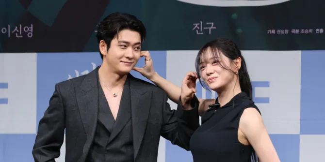 Chemistry Kim Sejeong dan Kang Tae Oh Jelang 'MOON RIVER', Pamer Back Hug - Heart Pose