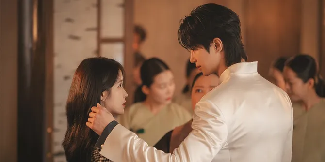 Chemistry Manis IU and Byeon Woo Seok di Still Cut Terbaru Drama Korea 'PERFECT CROWN'