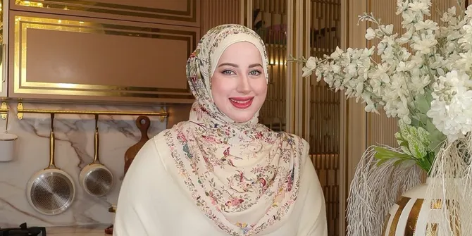 Dapur Canggih di Rumah Tasyi Athasyia, Desain Mewah Serba Gold