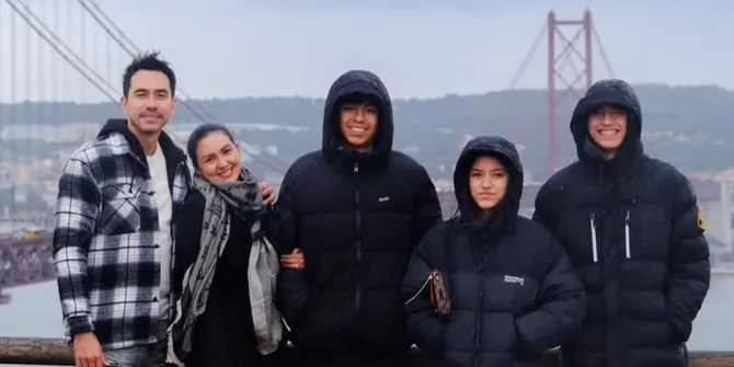 Darius Sinathrya dan Donna Agnesia Road Trip Bareng Ketiga Anak di Portugal