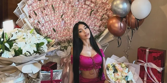 Denada Rayakan Ulang Tahun ke-47, Pamer Cincin Berlian