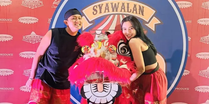 Denny Caknan Gelar Syawalan Bareng Musisi Jawa, Cosplay Jadi Barongsai dengan Istri