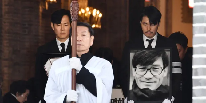 Deretan Aktor Top Korea di Pemakaman Ahn Sung Ki, Ada Ju Ji Hoon - Hyun Bin