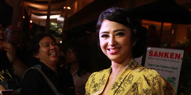 Dewi Perssik Bersanggul ala Kartini di Premiere Film SOEKARNO