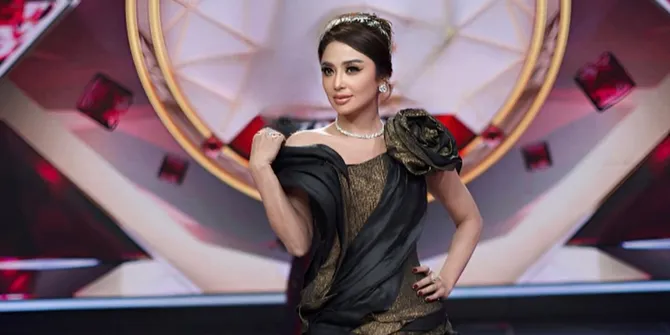 Dewi Perssik Rawat Kucing Eko Patrio yang Ditinggalkan di Rumah, Banjir Pujian