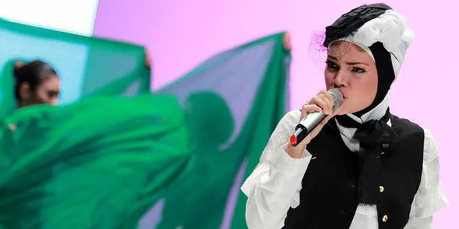 Dewi Sandra Tampil Berhijab di JCC Senayan