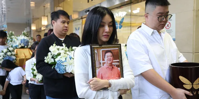 Diiringi Upacara Pedang Pora, Sarwendah Antar Kepergian Sang Ayah ke Peristirahatan Terakhir