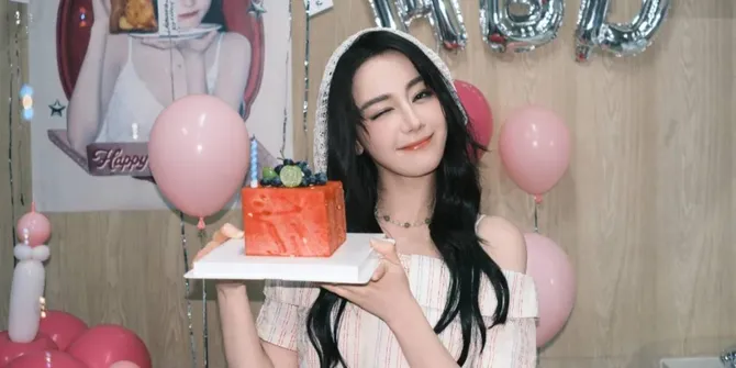 Dilraba Dilmurat Bagikan Foto Terbaru Saat Ultah ke-34, Visualnya Bikin Gemas Sekaligus Terpana