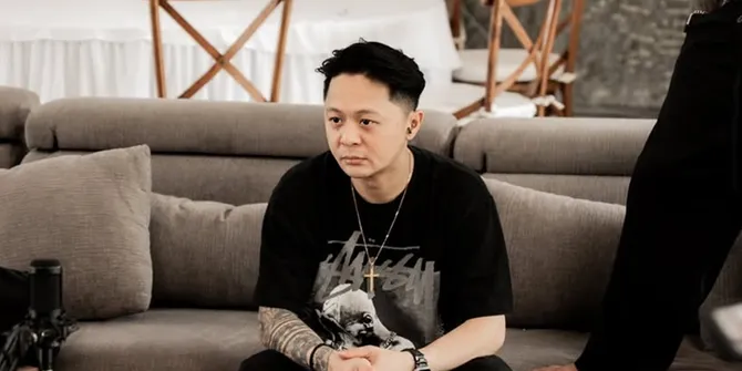 DJ Bravy Ungkap Alasan Pasang Tato Nama Putra Erika Carlina di Jari-Jarinya