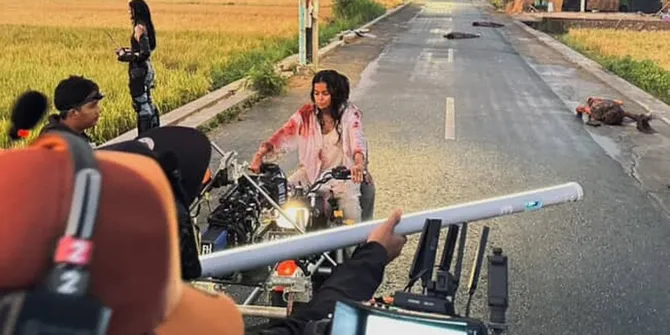 Eva Celia Bagikan Potret BTS Sebagai Karina di Film 'ABADI NAN JAYA'