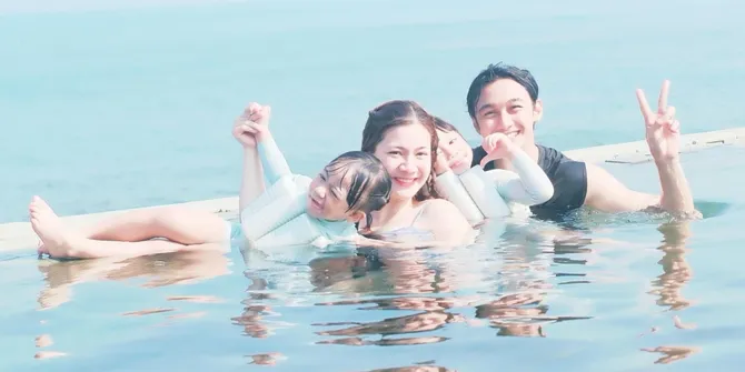 Felicya Angelista & Caesar Hito Nikmati Sunrise di Kepulauan Seribu Bareng Anak 
