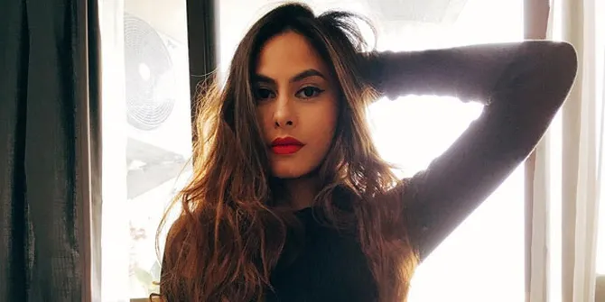 Foto: Badan Ramping, Valerie Thomas Tampil Pede Dengan Abs Seksi