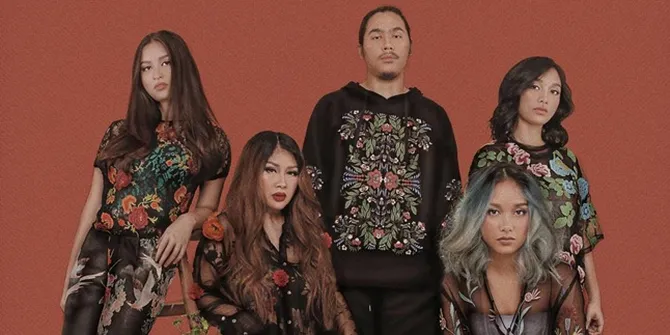 FOTO Bak Lukisan, Begini Pemotretan Titi DJ Bersama Empat Anaknya