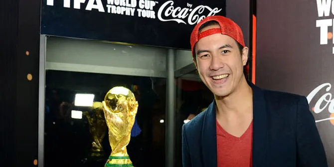 Foto Daniel Mananta di Samping Piala Dunia Yang Asli