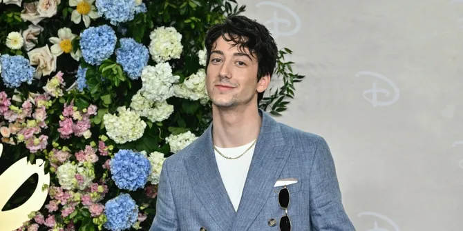 Foto Ganteng Milo Manheim Pemeran Flynn Rider di 'TANGLED' Live Action