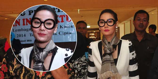FOTO: Gaya Sosialita Inul Daratista Dengan Round Framed Glasses