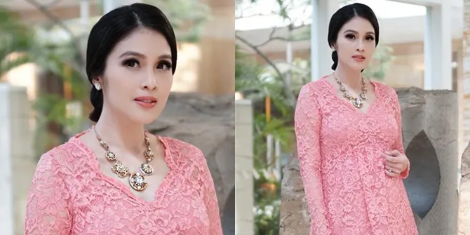 FOTO: Hamil Pakai Kebaya Pink, Sandra Dewi Makin Tampak Mempesona