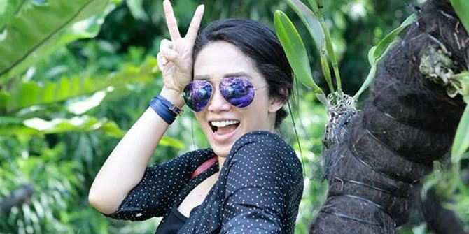 FOTO: Jalan-Jalan ke Singapura, Ussy Sulistiawaty Bak Sosialita