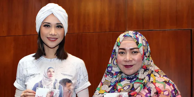 FOTO: 'JILBAB TRAVELER' Pertemukan Kembali BCL & Melly Goeslaw