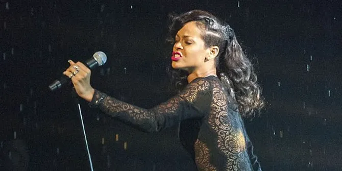 Foto Konser Seksi Rihanna di Bawah Hujan