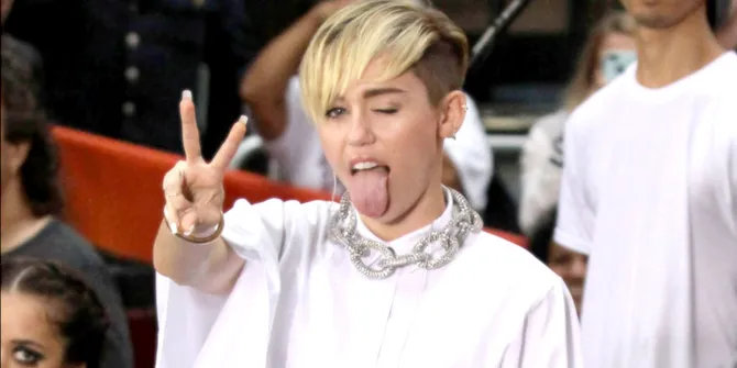 Foto Miley Cyrus Cuek Hisap Mariyuana di EMA Awards