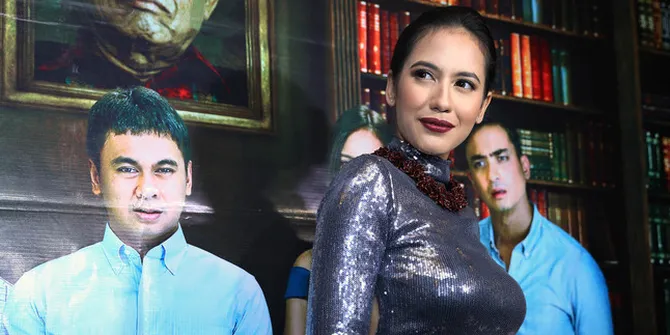 FOTO: Pengalaman Serba Pertama Pevita Pearce di Film 'THE GUYS'