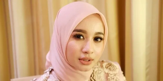 FOTO: Pesona Cantik Laudya Cynthia Bella Dengan Hijab & Gaun Pink