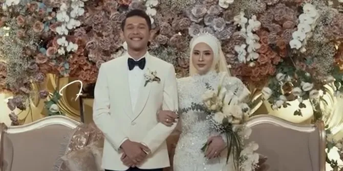 Foto Resepsi Pebulutangkis Fajar Alfian dan Firly Assyifa, Ari Lasso Jadi Wedding Singer