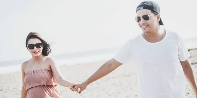 Gandeng - Peluk, Glenn Alinskie dan Chelsea Olivia Mesra di Bali