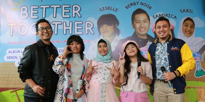 Gandeng Tiga Penyanyi Cilik, 8 Potret Launching Mini Album 'Better Together' - Kolaborasi Dengan Penulis Lagu Anak-Anak Bemby Noor