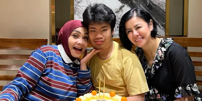 Gavrel Anak Angkat Rieta Amilia Rayakan Ulang Tahun, Kini Sudah 18 Tahun