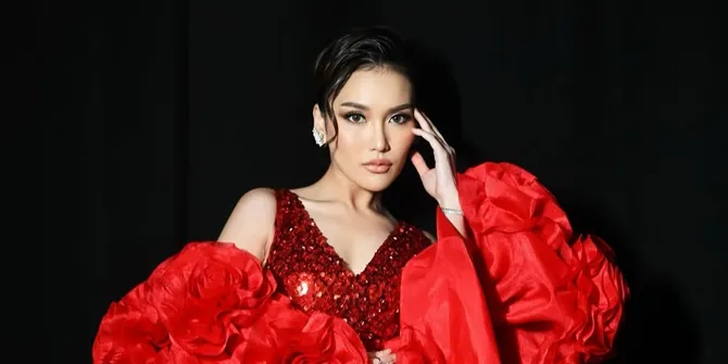 Gaya Ayu Ting-Ting di Anugerah Dangdut Indonesia Awards 2025, Menyala dengan Gaun Merah