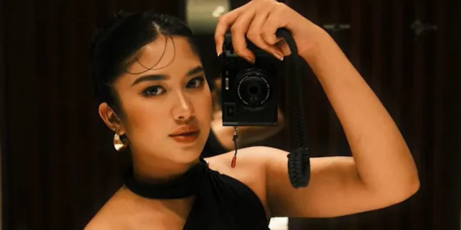 Gaya Cantik Bumil Ochi Rosdiana Tunjukkan Baby Bump di Nikahan Ranty Maria - Rayn Wijaya