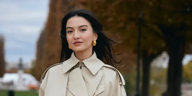 Gaya Elegan Saat Raline Shah di Paris, Tampil Chic dengan Trench Coat