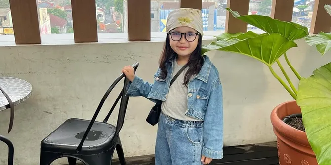 Gaya Outfit Artis Cilik Alesha Gwen, Gemesin Banget