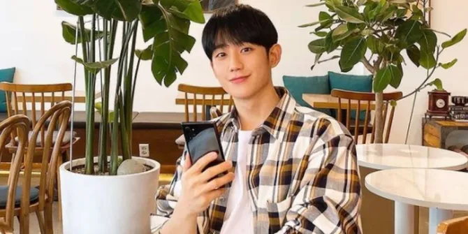 Gaya Simple Ala Aktor Jung Hae In yang Dapat Dicontoh Cowok Indonesia