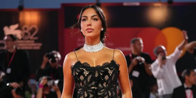 Georgina Rodriguez Pamer Cincin Tunangan Mewah di Red Carpet Venice Film Festival
