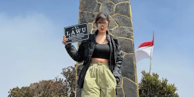 Ghea Youbi Bagikan Momen Mendaki ke Puncak Gunung Lawu