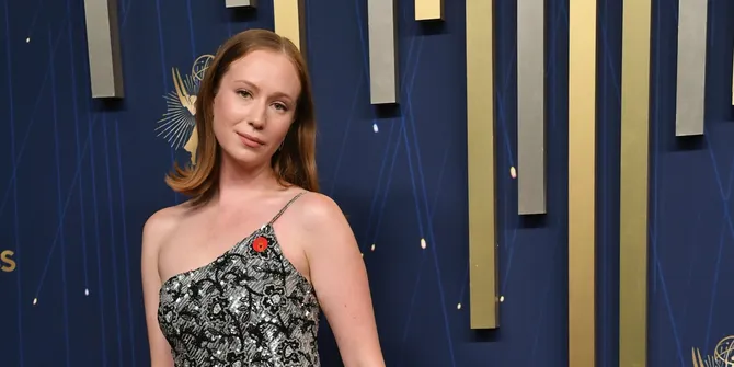 Hannah Einbinder Hingga Javier Bardem Warnai Emmy Awards 2025 dengan Dukungan untuk Palestina